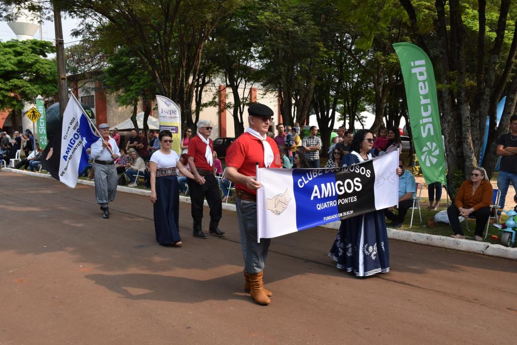 Desfile C Vico Abrilhanta Festividades Dos Anos De Quatro Pontes