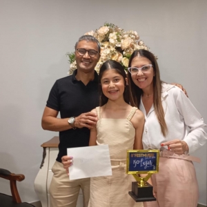 Acompanhada dos pais, Paulo e Tatiane, grandes incentivadores de seu talento, Luiza vem desenvolvendo seu potencial artístico e participando de festivais em toda a região.