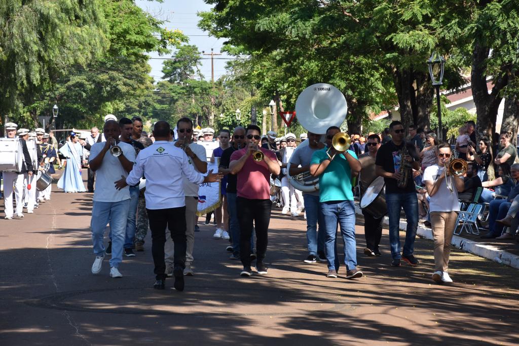 Desfile C Vico Abrilhanta Festa De Anivers Rio De Quatro Pontes