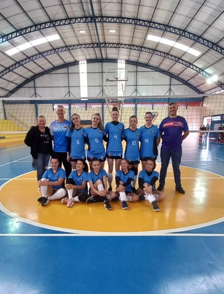 Equipe de Voleibol Adulto Feminino estreia com vitória fora de