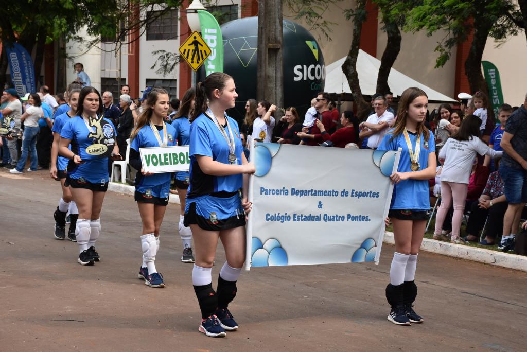 Desfile Cívico abrilhanta festividades dos anos de Quatro Pontes