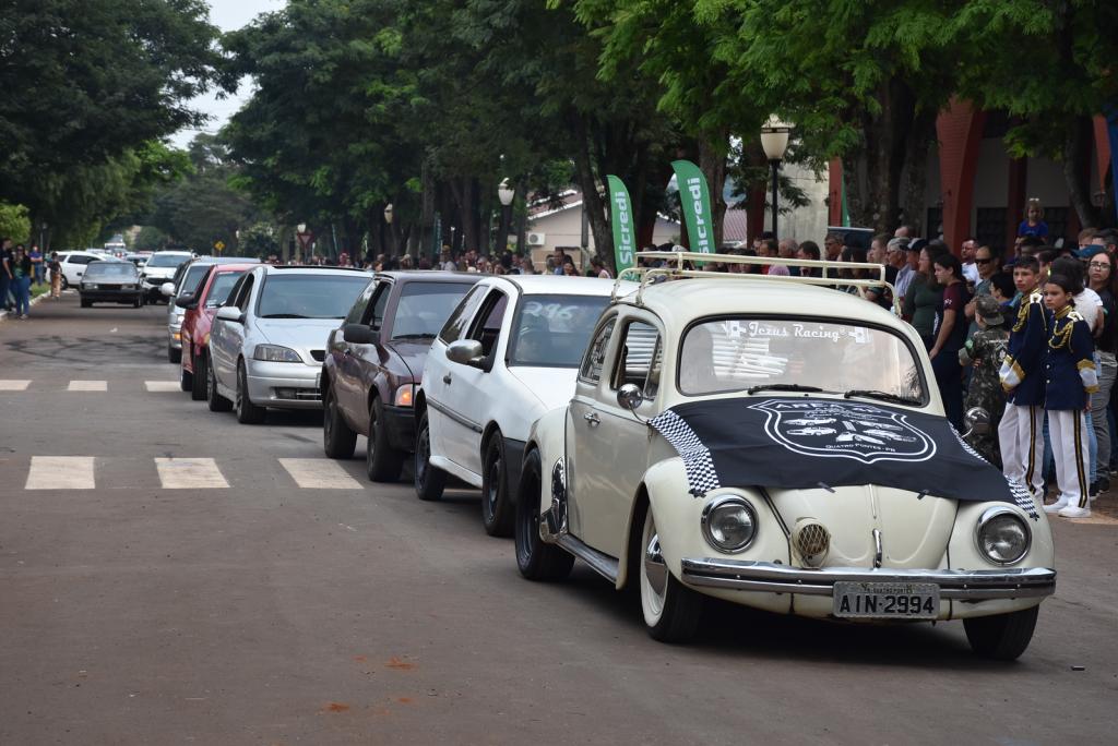 Desfile C Vico Abrilhanta Festividades Dos Anos De Quatro Pontes